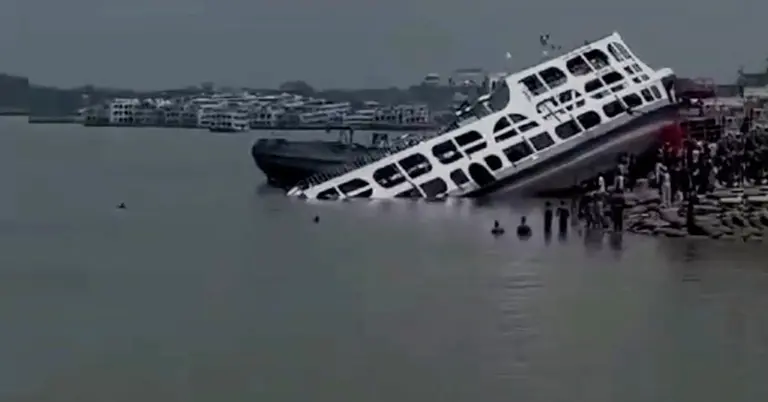 কীর্তনখোলা নদীতে লঞ্চডুবি